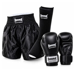 Zwarte Hanumat kickboksuitrusting met bokshandschoenen, scheenbeschermers en kickboksbroek op een witte achtergrond.